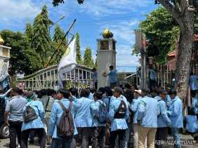 Masih Berlangsung, Pagar Sisi Kiri Kantor Gubernur Riau Dicopot Massa Aksi BEM Universitas Riau