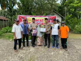 Jumat Barokah, Kapolsek Kempas Rutin Berbagi Sembako kepada Warga