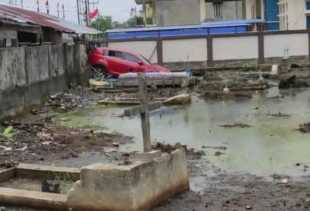 Mobil Oprasional PDIP di Meranti Kecelakaan, Nyangkut di Pagar Kuburan