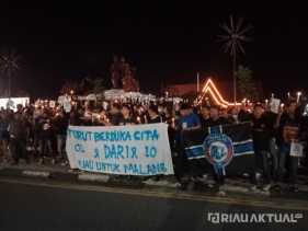 Turut Berduka, Supporter Sepakbola di Pekanbaru Nyalakan 1000 Lilin