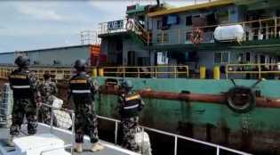 Kapal Pengawas Hiu 01 KKP Hentikan Penambangan Pasir di Pulau Rupat Bengkalis