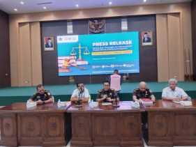 Penyidik Pidsus Kejati Riau Terima Penyerahan Tersangka dan Barang Bukti Kasus Perpajakan CV Putra Mulia Sawit