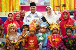 Persiapkan Generasi Emas 2045, Bupati Alfedri Berikan Beasiswa Kuliah untuk Guru PAUD dan TK