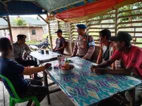 Sasar Warung Kopi, Kanit Provost Polsek Teluk Belengkong Ciptakan Pemilu Damai 2024