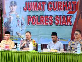 AKBP Asep Sujarwadi Sampaikan Pesan Pemilu Damai Melalui Jumat Curhat