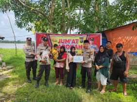 Wujud Kepedulian Polri pada Masyarakat, Kapolsek Kempas Bagikan Sembako untuk Keluarga Tak Mampu