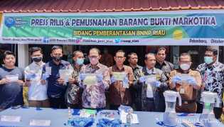 Tangkap 2 Pengedar, BNNP Riau Amankan 2 Kilo Sabu dan Ratusan Ekstasi