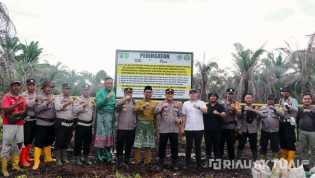 Kapolres Rohil dan Wakil Bupati Pasang Plang Larangan Aktivitas di Lahan Eks Karhutla Bangko