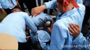 Berujung Saling Dorong, Sejumlah Mahasiswa Terkapar di Trotoar