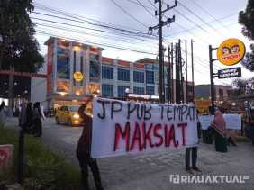 Bawa Spanduk Penolakan, Warga Tempatan Larang JP Pub & KTV Beroperasi