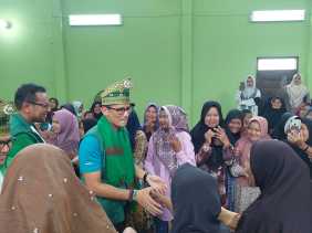 Ke Kampar Sandiaga Uno Diserbu Emak-emak, 