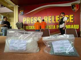 Satresnarkoba Polresta Pekanbaru Gagalkan Pengiriman Sabu dan Ratusan Ekstasi Tujuan Jakarta