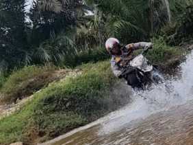 Terabas Jalur Ekstrem dan Sebrangi Sungai, Kapolsek Kemuning Sambangi Emak-emak untuk Cooling System