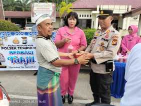 Polsek Tempuling Bersama Bhayangkari Bagikan Takjil di Depan Mapolsek