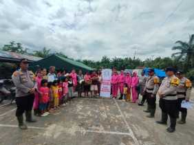Datangi Posko Pengungsian Banjir, Ketua Bhayangkari Vina Bonni Beri Bantuan Sembako di Rimba Melintang