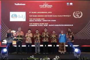 Bupati Kasmarni dan PT BLJ Bengkalis Raih Penghargaan TOP 5 BUMD Nasional 2025