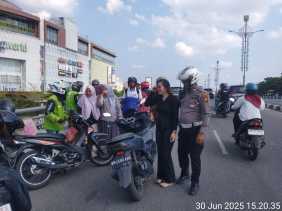 Dua Polantas Selamatkan Perempuan dari Upaya Bunuh Diri di Fly Over Mal SKA Pekanbaru