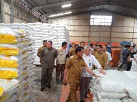 Kebutuhan Beras Meningkat, Pj Walikota Pekanbaru Tinjau Gudang Bulog