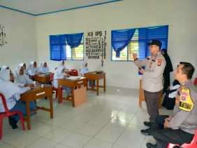 Polsek LBJ Silahturahmi ke MA Tahfidz Yanabuul Quran dan Serukan Pemilu Damai