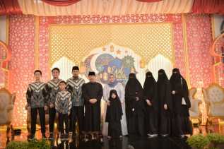 Bupati Kasmarni dan Keluarga Sambut Ramah Masyarakat Saat Gelar Open House