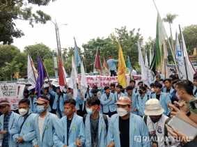 'Indonesia Gawat Darurat' Almamater Biru Langit Geruduk DPRD Riau