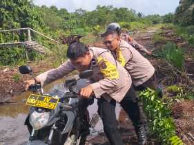 Sosialisasi Pemilu Damai, Kapolsek Dumai Timur Terobos Jalan Gambut Berlumpur