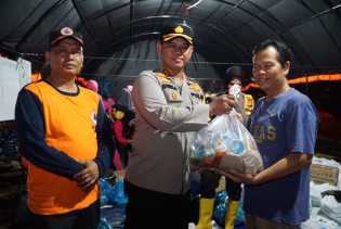 Sambil Sosialisasi Pemilu 2024, Kapolres Rokan Hulu Bagikan Ratusan Sembako ke Korban Banjir