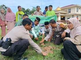 Hari Pohon, Polsek Rimba Melintang Tanam 50 Pohon Dukung Program 21.000 Pohon Kapolda Riau