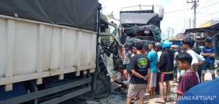 Gagal Nyalip, Ertiga Ringsek Dihantam Tronton