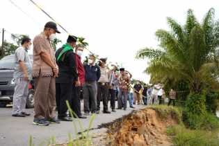 Tinjau Jalan Abrasi di Kuala Cinaku, Wagubri Minta Dinas PUPR segera Berkoodinasi dengan Kementerian PU