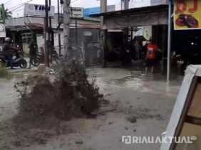 Diduga Pipa Aliran PDAM di Soekarno Hatta Pecah, Semburkan Lumpur Hingga Pecahan Batu