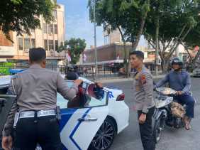 Gerak Cepat Kombes Pol Joko Bantu Pengendara yang Jatuh Dari Sepeda Motor