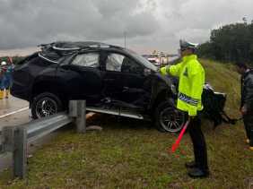 Fortuner Tergelincir di Tol Bangkinang, Satu Luka Berat dan Dua Luka Ringan
