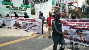 Tiba di Pekanbaru, Kajati Riau yang Baru Disambut Spanduk Kasus Korupsi Dana Hibah