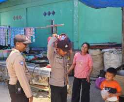 Bhabin Polsek Langgam Pantau Langsung Ketersediaan Pangan di Pasar