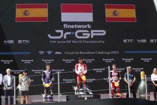 Cetak Sejarah, Fadillah Arbi Kibarkan Merah Putih di Podium Tertinggi FIM JuniorGP Barcelona
