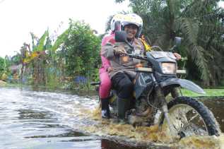 Gunakan Motor Trail dan Gandeng Komunitas Off Road, Kapolres Inhu Salurkan Bantuan Banjir Rawa Bangun