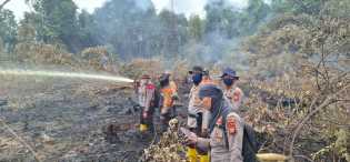 Tak Kenal Waktu, Polres Inhu Padamkan 10 Hektare Lahan Terbakar