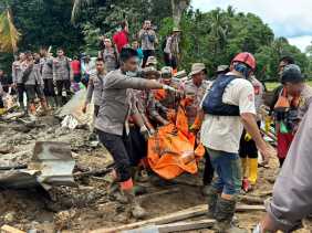 Brimob Polda Riau Kembali Temukan Jenazah Korban Hilang Banjir Bandang di Agam