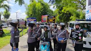 Tim Cooling System Ditlantas Polda Riau Ajak Pengendara Tertib Lalu Lintas di Bundaran Tugu Keris