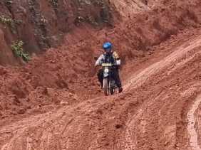 Trabas Jalur Ekstrim dan Sambangi Emak-emak, Kapolsek Kemuning Cooling System di Desa Batu Ampar