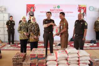 Sambut Hari Bhakti Adhyaksa, Kejati Riau Kunjungi Dua Panti Asuhan