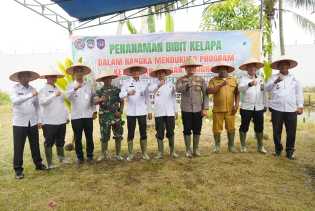 Imigrasi Tembilahan Dukung Ketahanan Pangan Nasional melalui Penanaman Pohon Kelapa Serentak