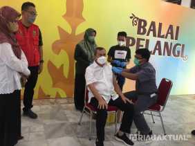 Gubernur Riau Terima Suntikan Vaksin Booster 