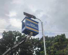 Terangi Kota, Dishub Pekanbaru Pasang Puluhan Lampu PJUTS di Jalan Labersa