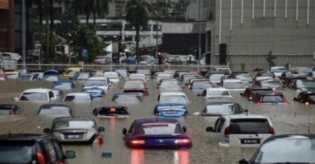 Kuala Lumpur Dikepung Banjir, Mobil-mobil Terendam