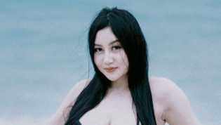 Potret Pamela Safitri Pakai Dress Jumpsuit saat Liburan ke Pantai Bikin Salfok!