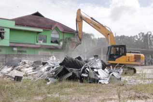 Tak Kantongi IMB, Ekskavator Pemko Robohkan Satu Rumah di Sudirman