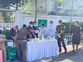 Kejari Pekanbaru Musnahkan Barang Bukti 881 Perkara Termasuk Narkotika dan Senjata Tajam