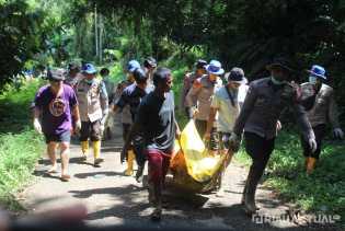 Brimob Polda Riau Temukan Korban Banjir di Kampung Kunyik